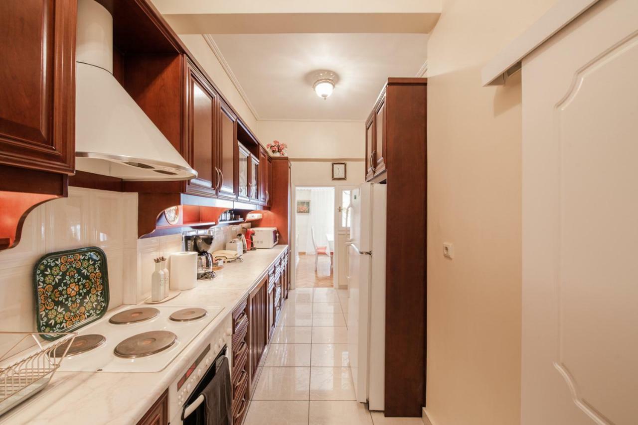 Retro Apartment At Trendy Exarcheia Atenas Exterior foto